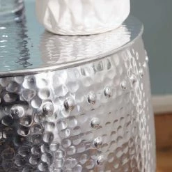 Handgearbeiteter Alu-Beistelltisch In Silber - Wake -Raik Shop handgearbeiteter alu beistelltisch in silber mit fass design wake 03