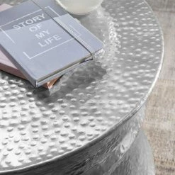 Silberfarbener Couchtisch Aus Aluminium - Lucaz -Raik Shop silberfarbener couchtisch aus aluminium in zylinderform 62x41x62 lucaz 03