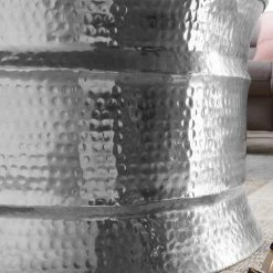 Silberfarbener Couchtisch Aus Aluminium - Lucaz -Raik Shop silberfarbener couchtisch aus aluminium in zylinderform 62x41x62 lucaz 04