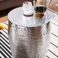 Ungewöhnlicher Beistelltisch In Fass Optik - Anela 9 Ungewöhnlicher Beistelltisch In Fass Optik - Anela -Raik Shop ungewoehnlicher beistelltisch in fass optik aus aluminium in silber anela 02